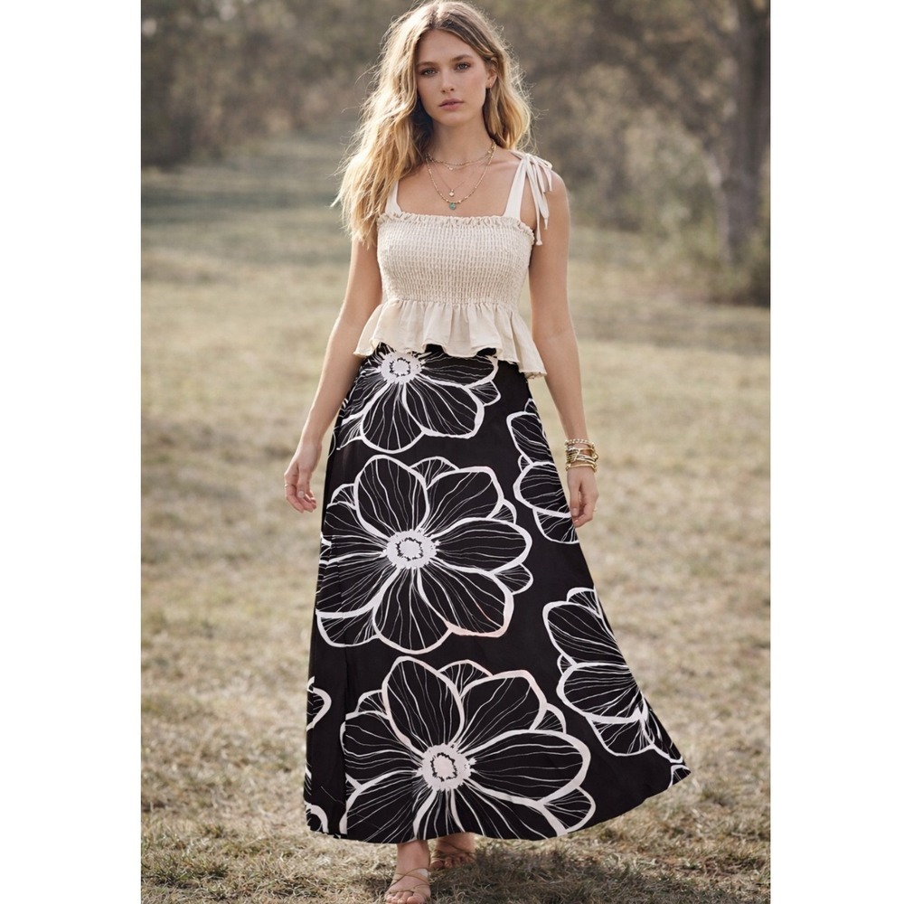 Dennis Basso Black White Floral Maxi Skirt Size Medium A-Line Stretch Boho Comfy